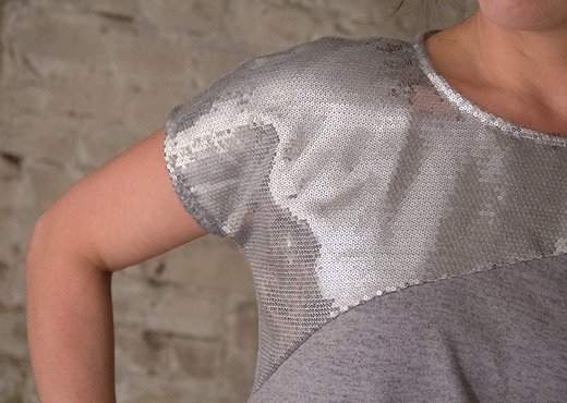 Schnittmuster Shirt mit Drapierung aus Paillettenstoff