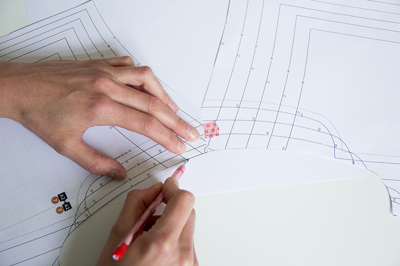 Sewing tutorial for an envelope neckline pattydoo