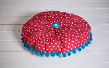 Nähanleitung rundes Kissen mit Bommelborte