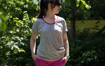 Schnittmuster Draped-Shirt Elaine mit Kleks-Farbspritzer Design