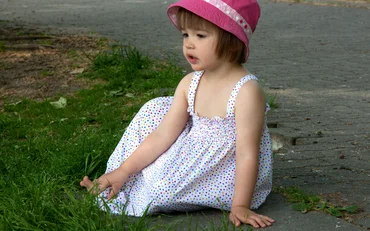 gratis Schnittmuster Kinderkleid mit Smoknähten