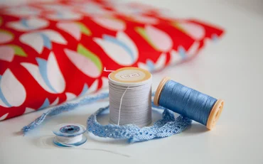 Nähgarn und Zutaten für ein Tulpenkleid