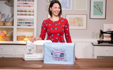 Nähanleitung mit gratis Schnittmuster und Plotterdatei für eine Nähmaschinenhülle