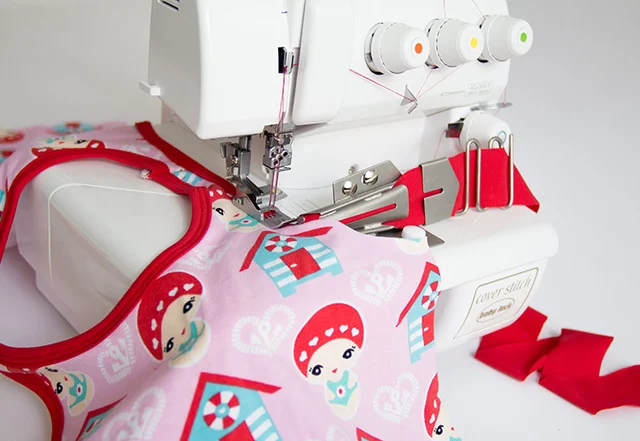 Coverlockmaschine mit Einfasser