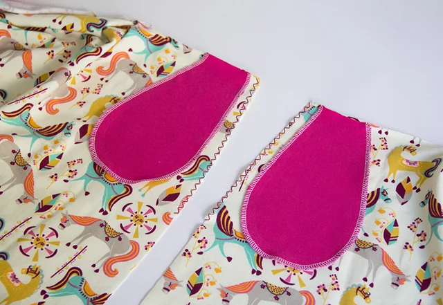 Nähanleitung Eingriffstaschen: Taschenteile versäubern