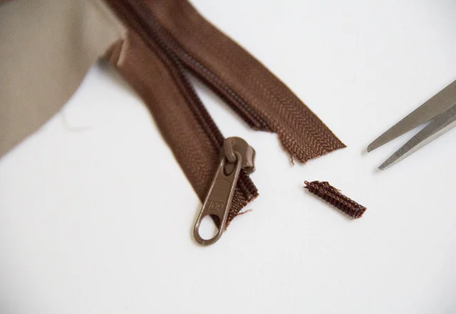 Reißverschlussschieber einfädeln