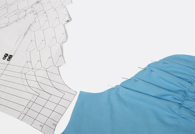 Ärmelfalten mit Stecknadeln fixieren