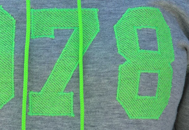 Schnittmuster Kapuzenpullover mit College-Zahlen Applikation