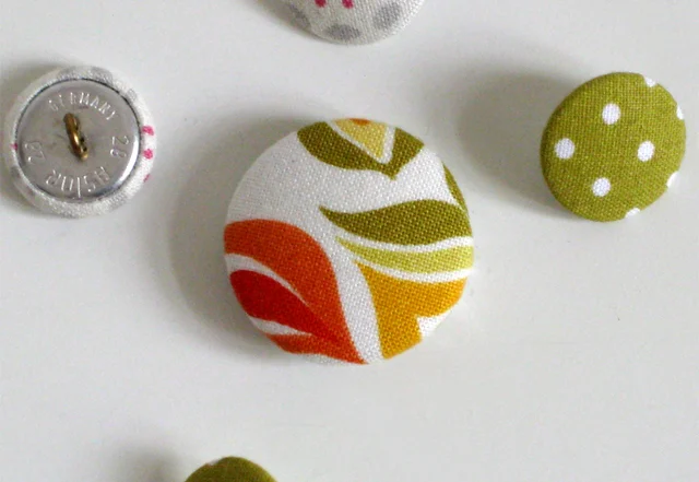 selbst bezogener Knopf mit Stoff