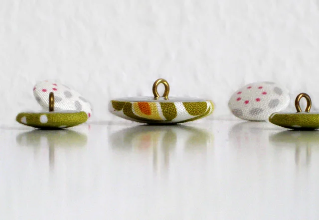 bezogener Knopf mit Stoff