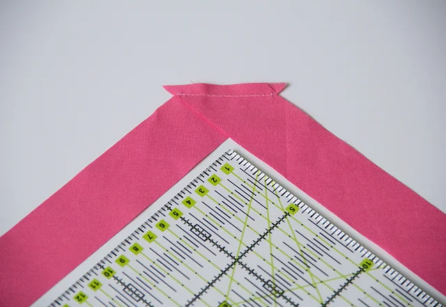 Schrägband selber machen im 45 Gradwinkel zusammennähen