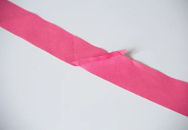 Schrägband selber machen im 45 Gradwinkel zusammennähen