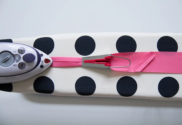 Schrägband selber machen mit Schrägbandformer bügeln