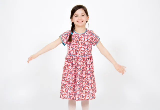 Schnittmuster Kinderkleid mit Butterfly-Stoffen