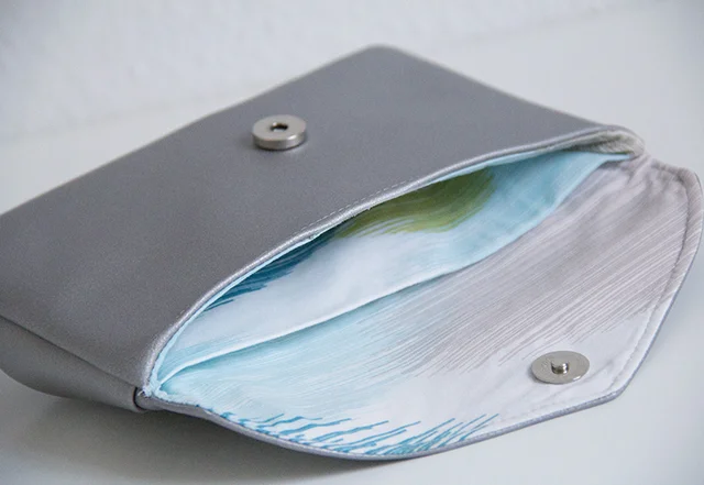 Clutch aus Kunstleder silber
