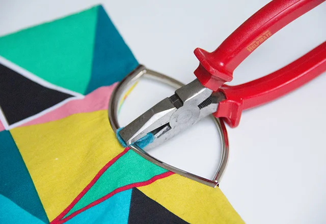 Taschengriff mit Zange fixieren