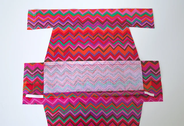 Nähanleitung Kosmetiktasche Vicky Innenfach auflegen