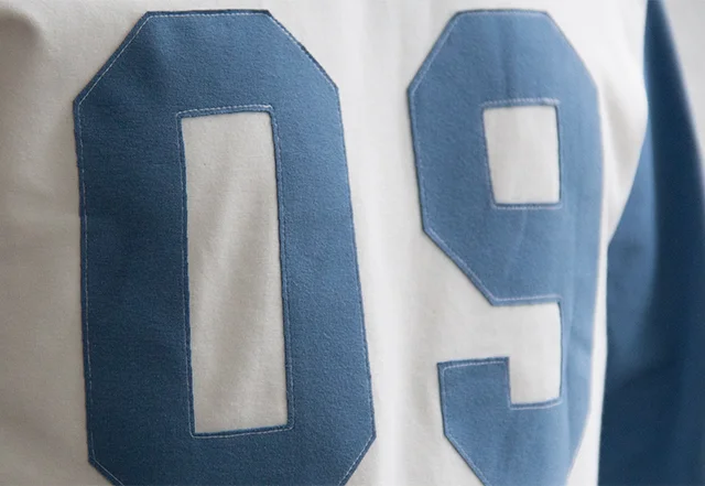 Männershirt mit Collegezahlen Applikation