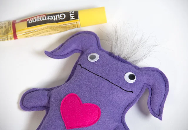 kostenloses Schnittmuster Filzmonster Wackelaugen aufkleben