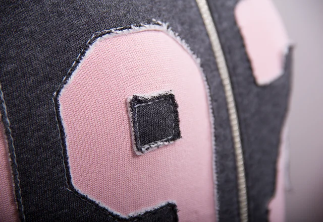 Hoodie mit College-Zahlen im Raw-Look