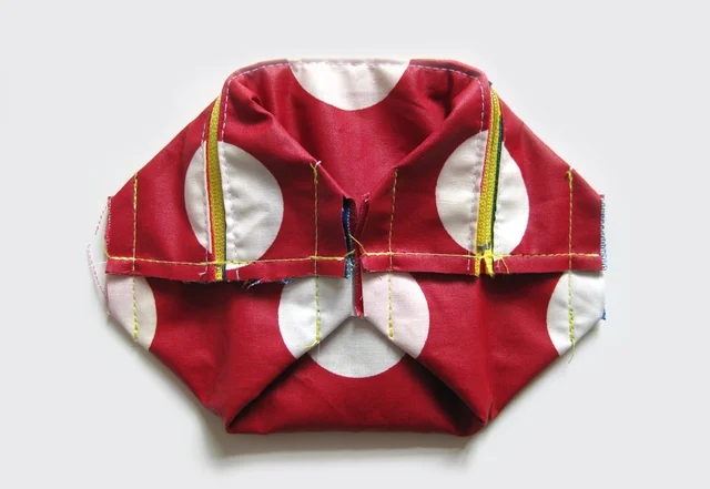 kostenloses Schnittmuster Spitzentäschlein Nähte versäubern