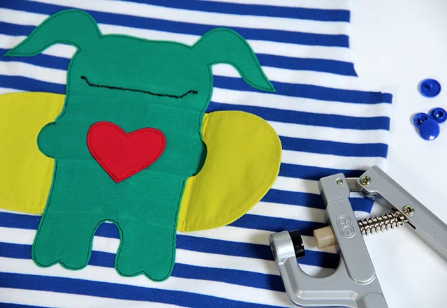 Monster-Applikation auf Shirt aufnähen Kam Snaps