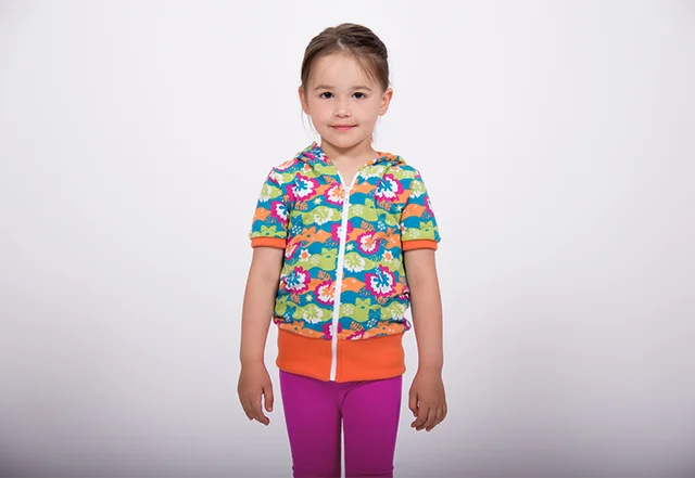 Kinderkapuzenshirt zur Jacke verwandelt Kinderkapuzenshirt zur Jacke verwandelt