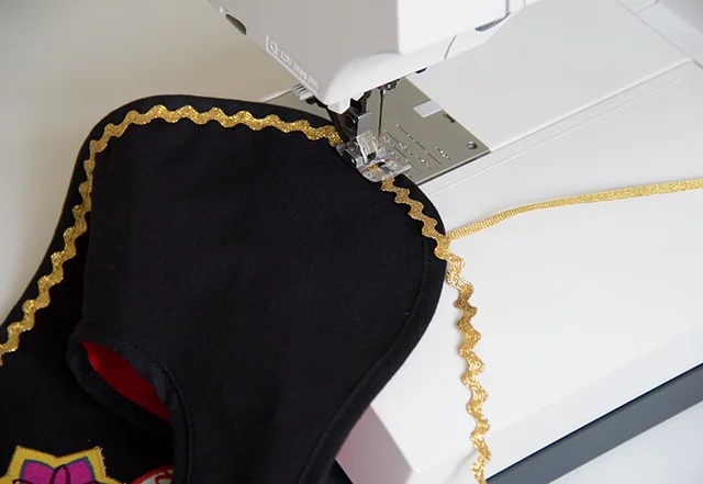 Kinderweste mit Zackenlitze verzieren