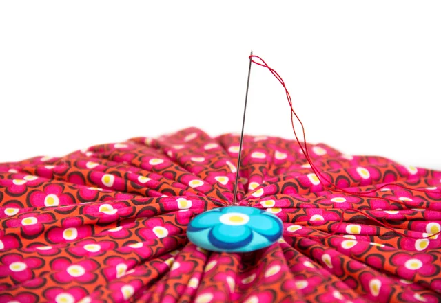 Nähanleitung rundes Kissen Knopf annähen