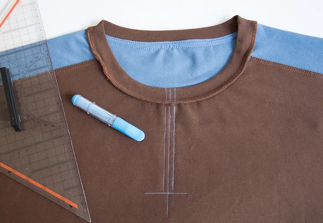 Nähanleitung mit Video: Knopfleiste am Shirt einzeichnen Nähanleitung mit Video: Knopfleiste am Shirt einzeichnen