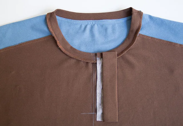 Nähanleitung mit Video: Knopfleiste am Shirt ansetzen