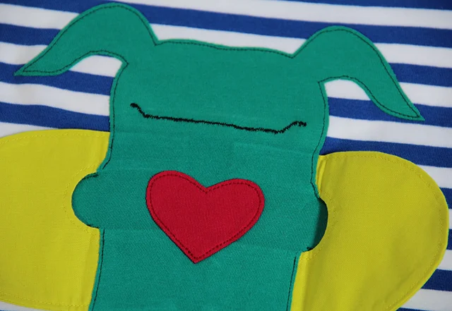 Monster-Applikation auf Shirt aufnähen Mund nähen