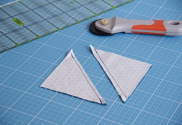 Nähanleitung: Patchworkkissen nähen Quadrate mit Rollschneider schneiden