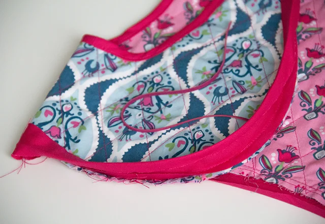 Kostenloses Schnittmuster Kindersteppweste Kanten einfassen