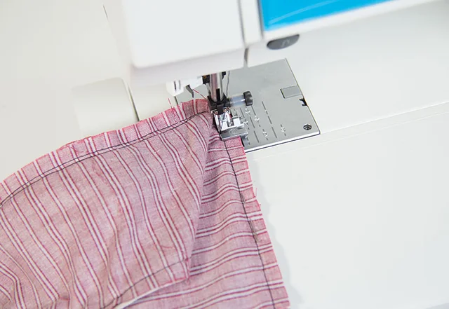 Nähanleitung Sternkissen Seitenteil mit Kantennähfuss annähen