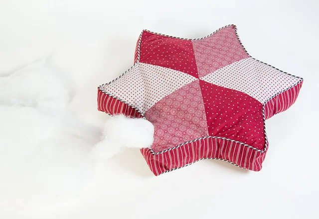 kostenlose Nähanleitung Sternkissen mit Watte füllen