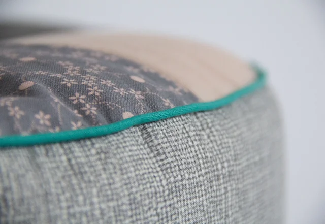 gratis Schnittmuster Sitzkissen Pouf mit Paspelband
