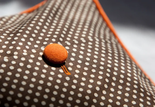 Retrokissen mit selbst bezogenem Knopf