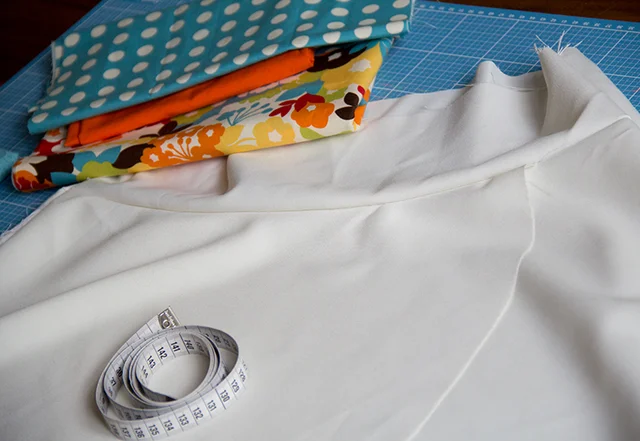 Stoffe und Zutaten um einen Rock zu nähen