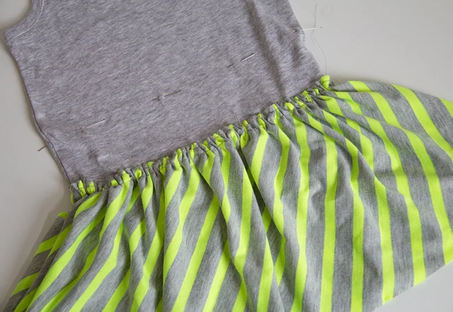 gerafftes Rockteil anstecken