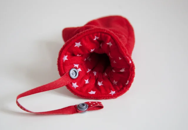 rote Handschuhe für Kinder mit Kam Snaps