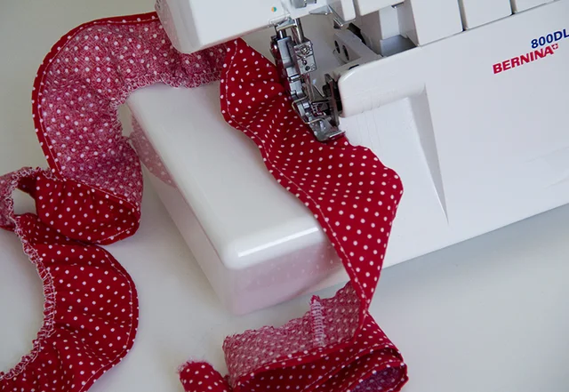 Saumrüsche einreihen mit der Overlockmaschine