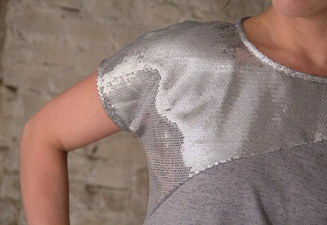 Schnittmuster Shirt mit Drapierung aus Paillettenstoff