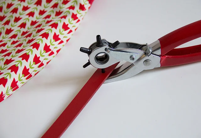 Spaltlederriemen lochen