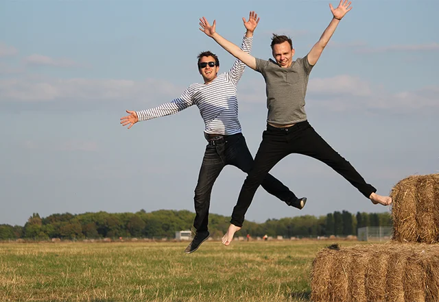 Schnittmuster Männershirts springen vor Freude