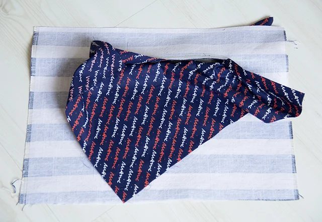 Stoff durch Öffnung wenden