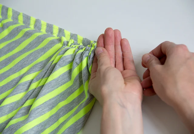 Stoff zusammenziehen