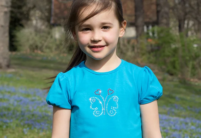 Strass-Applikator Shirt dekoriert