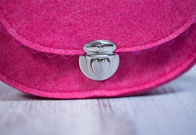 Nähanleitung: Tasche aus Filz Steckschloss Herzform