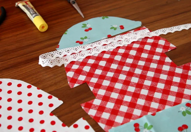 Stoffe und Zutaten für ein Bügeltäschlein